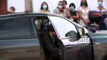 Alonso Aznar y Renata Collado llegan a la boda de Felipe Cortina y Amelia Millán