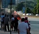 Kadıköy'de trafiğin ortasındaki araç alev topuna döndü