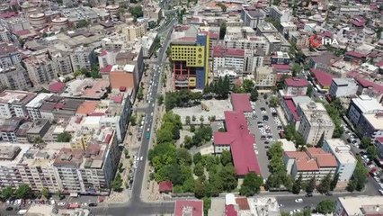 Şehir meydanı için eski adliye binası yıkıldı, sıra 'dünyanın en saçma binası'nda