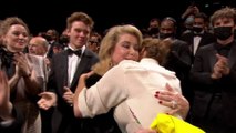Grande émotion à la fin de la projection de De Son Vivant avec Catherine Deneuve - Cannes 2021