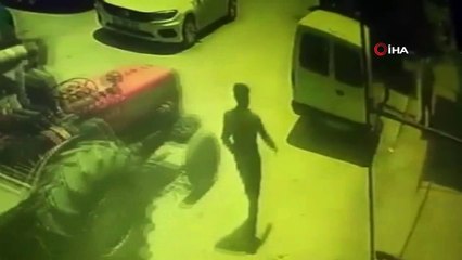 İki aracın arasına sıkışarak ölümden döndü...O anlar kamerada