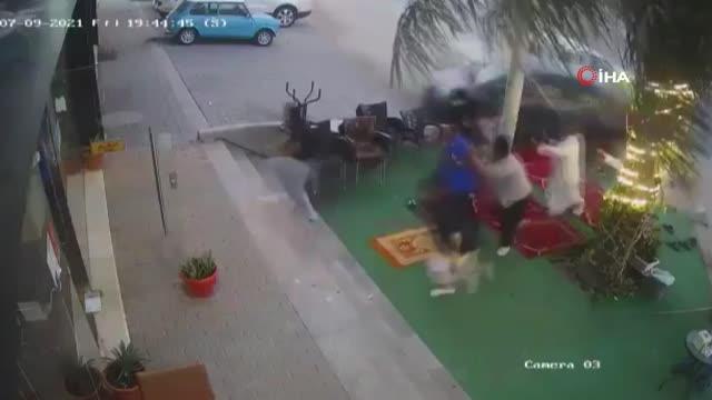 Suudi Arabistan'da hızını alamayan araç namaz kılanların arasına daldı