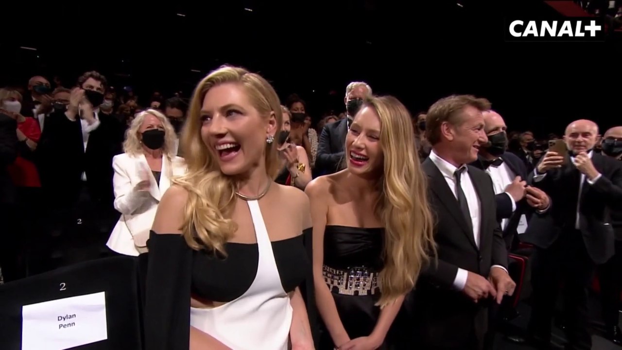 Ovation pour Dylan Penn, Sean Penn, et Katheryn...