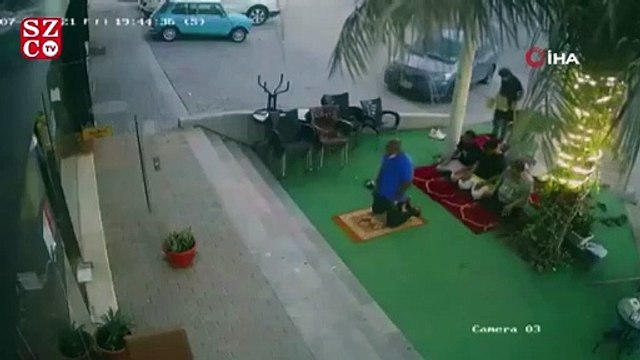 Suudi Arabistan’da hızını alamayan araç namaz kılanların arasına daldı