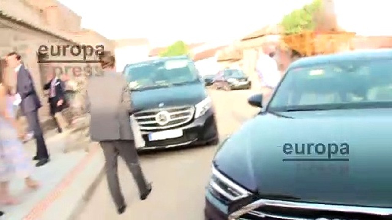 Marta Ortega y Carlos Torreta salen contentos de la boda de  Felipe Cortina y Amelia Millán