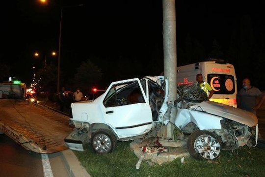 MOBESE DİREĞİNE ÇARPAN OTOMOBİLİN SÜRÜCÜSÜ ÖLDÜ