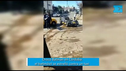 Chocó Batman en Córdoba: el batimóvil se estrelló contra un taxi