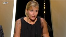 Julia Ducournau tellement émue qu'elle en perd son français - Cannes 2021