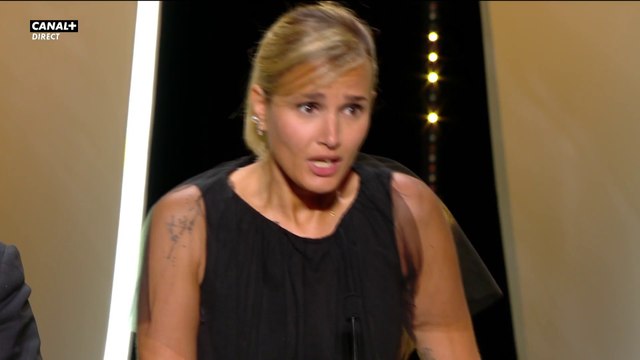 Julia Ducournau tellement émue qu'elle en perd son français - Cannes 2021