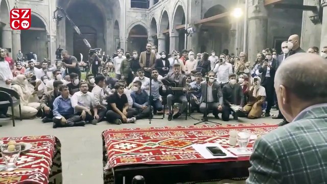 Erdoğan Erzurum'da gitarlı gençler ile buluştu... Çifte Minareli Medrese'de 'El Fidalı' karşılama!