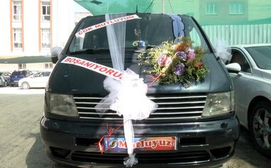Gelin arabası gibi süslettiği aracıyla boşanma davasına gitti