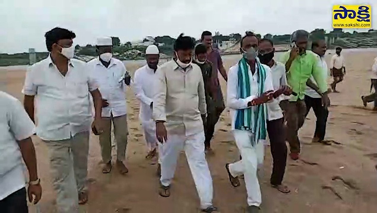 ప్రభుత్వ విప్‌ ఉదయభానును అడ్డుకున్న తెలంగాణ పోలీసులు