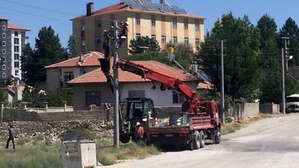 Elektrık direğine çıkan tesısatçılar korkunç son mu