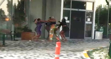 Lüks rezidansın önünde saç saça kavga