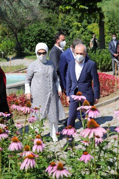 EMİNE ERDOĞAN, ZEYTİNBURNU TIBBİ BİTKİLER BAHÇESİ'Nİ ZİYARET ETTİ