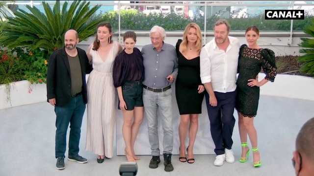 Photocall avec l'équipe du film Benedetta : Virginie Efira, Daphné Patakia, Paul Verhoeven - Cannes2021