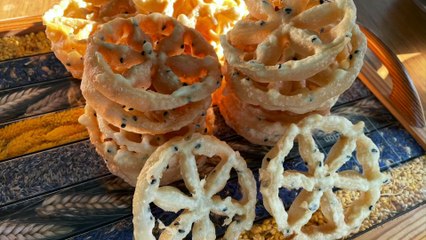 Crispy shaking flower cookies (rengginang)
