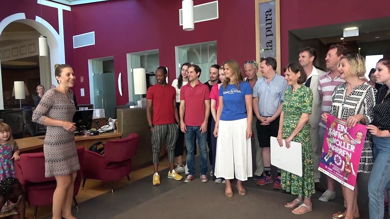 Das Team der Sommernachtskomödie Rosenburg überreicht  Scheck an Make a Wish