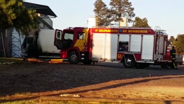 Caminhão pega fogo no pátio de empresa às margens da BR-277