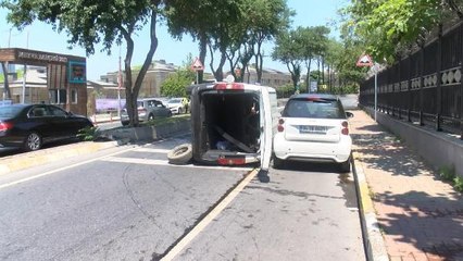 BEŞİKTAŞ'TA YAN YATAN HAFİF TİCARİ ARACIN SÜRÜCÜSÜ YARALANDI