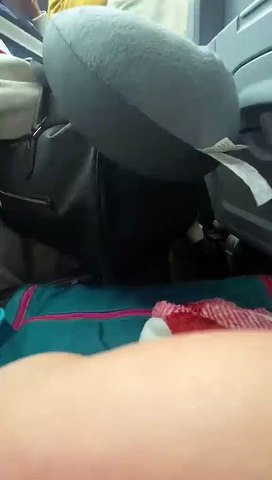 Mulher amordaçada em avião