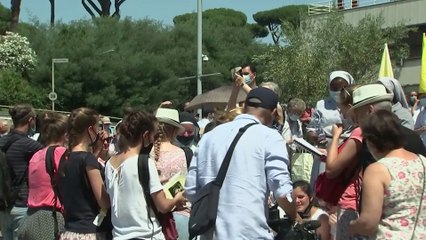 El papa Francisco hace su primera aparación pública tras su operación de colon