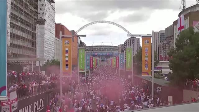 Finale - Sweet Caroline entonné par les fans Anglais autour de Wembley