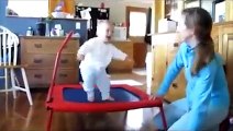 Bebeğin trambolin eğlencesi