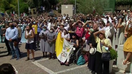 Papa reza da varanda do hospital onde está internado