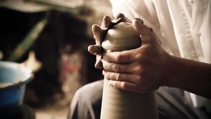 Çamura şekil veren eller...