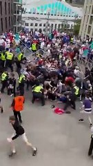 Télécharger la video: Euro : Des dizaines de supporters tentent d’entrer sans tickets dans le stade de Wembley, où doit se dérouler la finale entre l’Angleterre et l’Italie