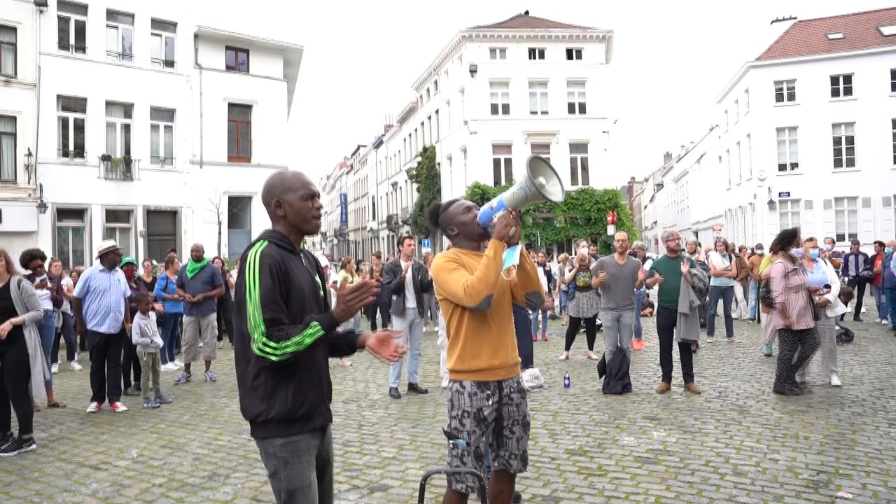 Bruxelles : nouvelle manifestation de soutien aux sans-papiers sur le parvis de l'église du Béguinage