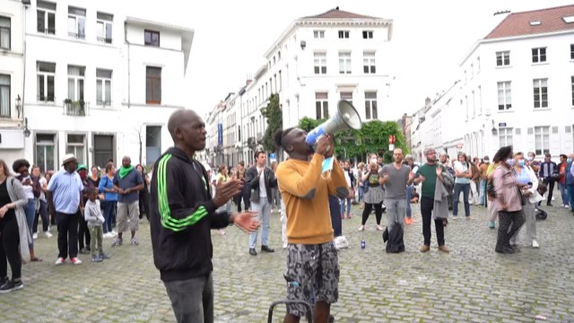 Bruxelles : nouvelle manifestation de soutien aux sans-papiers sur le parvis de l'église du Béguinage