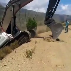 Watch a Powerful Excavator Conquer a Steep Hill 🚧