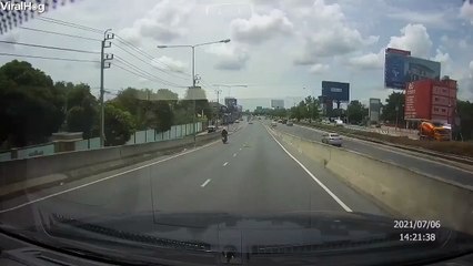 لا تحلم على الطريق وإلا ستنتهي مثل هذا السائق