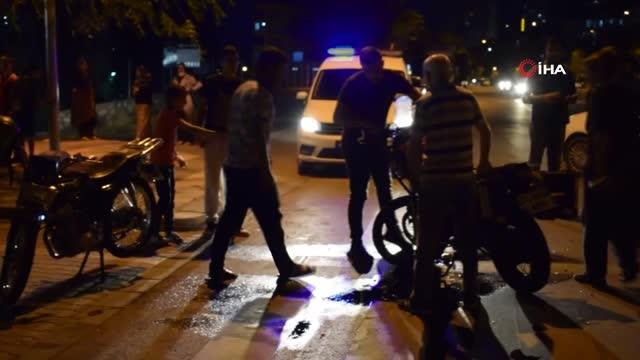 Ters yöne giren otomobil motosiklet ile kafa kafaya çarpıştı: 3 yaralı