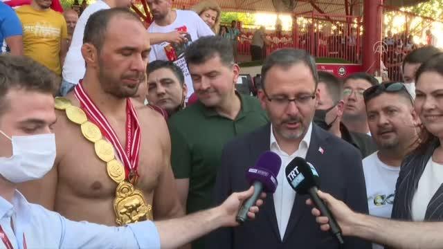 Son dakika haberleri: Bakan Kasapoğlu, Kırkpınar başpehlivanı Ali Gürbüz'ü tebrik etti