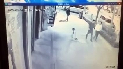 2 yaşındaki çocuğu feci şekilde dövdü
