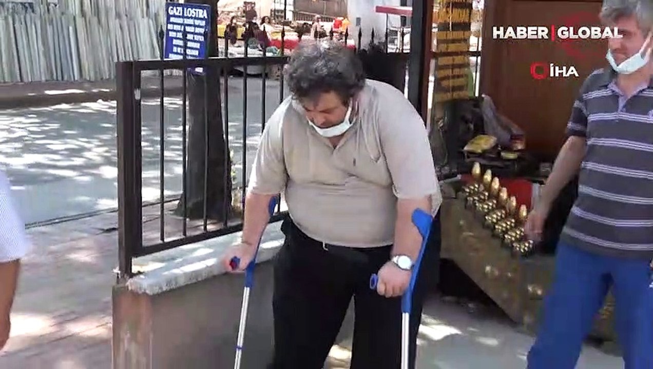 Evden kovulan engelli vatandaş hüngür hüngür ağladı