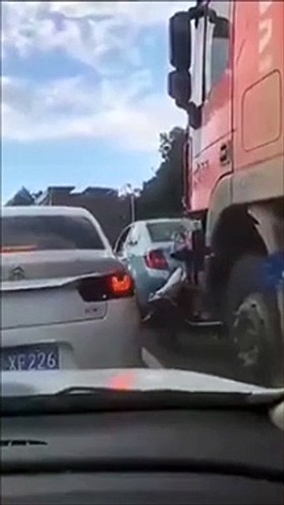 Au volant de son scooter elle va avoir beaucoup de chance