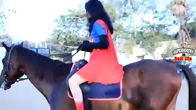 Бэтгерл Бэтмен Против Супермена Против Супергерл Верховая Езда В Реальной Жизни Смешные Супергероев В Реальной Жизни