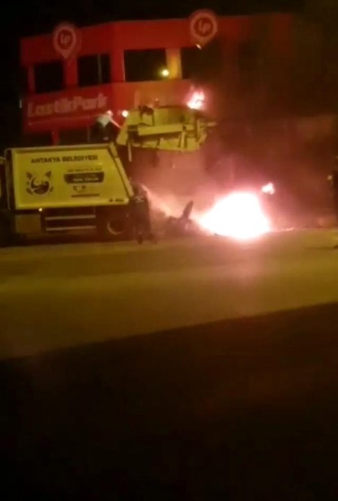 Hatay'da çöp aracının kasasındaki çöpler alev aldı