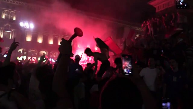 Euro2020, dall'inno di Mameli a chi non salta un inglese è : Milano in festa per gli Azzurri