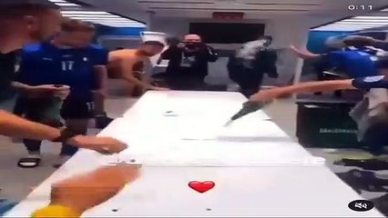 Il volo di De Rossi, la festa nello spogliatoio - Video