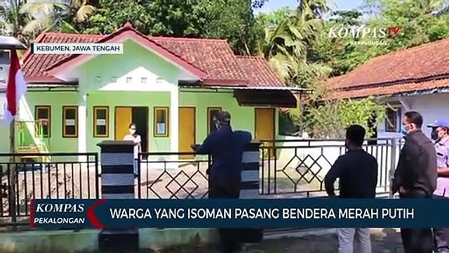 Warga Isoman Pasang Bendera Merah Putih