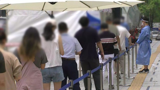 수도권 4단계 시행 첫날...강남역 임시 선별진료소에 긴 줄 / YTN