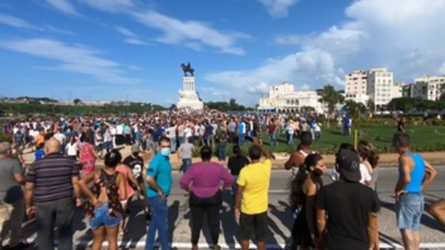 Cientos de manifestantes cubanos se toman las calles de La Habana al grito de libertad
