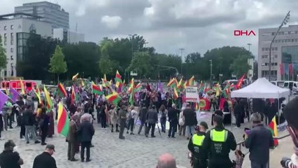 Almanya'da PKK destekçileri Alman polisini protesto etti