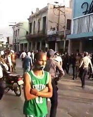 Policías disparan contra el pueblo