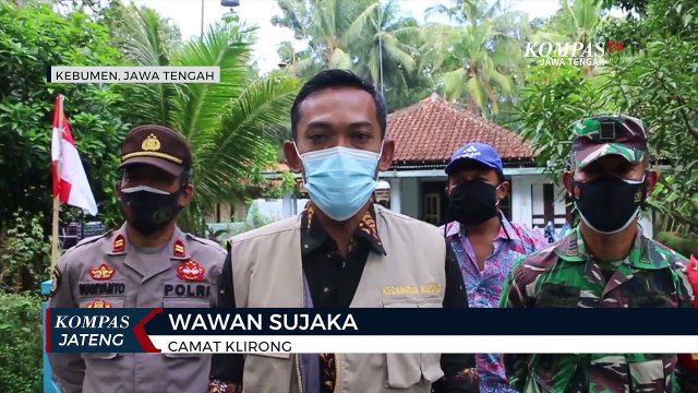 Warga Isoman Pasang Bendera Merah Putih